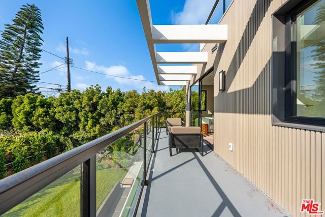 1213 Pine Street, Santa Monica CA: https://media.crmls.org/mediaz/8d794303-a000-48be-9ad4-6c94f556c999.jpg