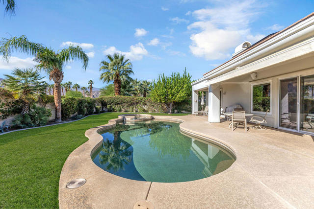 29 Calle La Reina, Rancho Mirage CA: https://media.crmls.org/mediaz/8d794a03-ddb8-441d-847e-72aea0d0249f.jpg