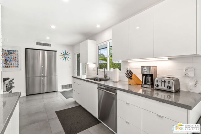 281 E Ocotillo Avenue, Palm Springs CA: https://media.crmls.org/mediaz/8d798416-f913-4ae6-a8cb-e2953ee6d2e2.jpg