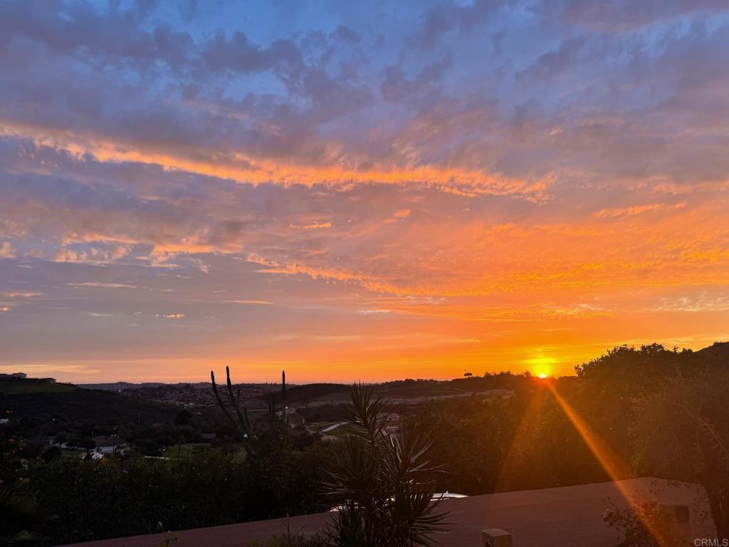 https://media.crmls.org/mediaz/8d798789-b44b-42fe-b231-c6bc2ce1e4e0.jpg?preset=X-Large