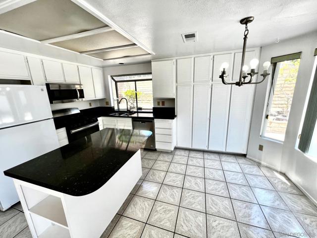 1370 Montego Ct, Vista CA: https://media.crmls.org/mediaz/8d79fb20-69e5-4e40-80b5-8ecb9b48b445.jpg