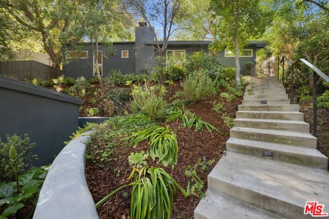 8811 Wonderland Avenue, Los Angeles CA: https://media.crmls.org/mediaz/8d7b8983-f2d7-4894-a912-de9bb382c38c.jpg