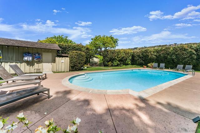 2315 Avenida De La Playa, La Jolla CA: https://media.crmls.org/mediaz/8d7bb155-c8dc-4365-9c1b-93fe61d9f114.jpg