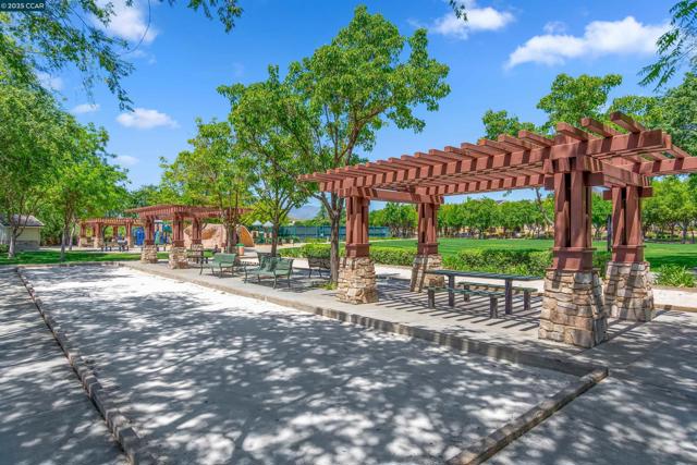 2073 Watermill Rd, San Ramon CA: https://media.crmls.org/mediaz/8d7c2fce-27c0-4c26-b276-e6cf23eb7948.jpg