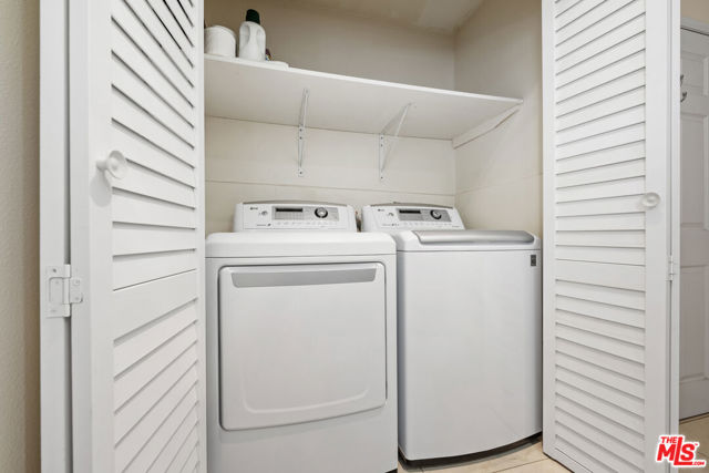 1127 15th Street, Santa Monica CA: https://media.crmls.org/mediaz/8d7c7ab8-fa2a-48a6-910c-b41e0f0a5545.jpg