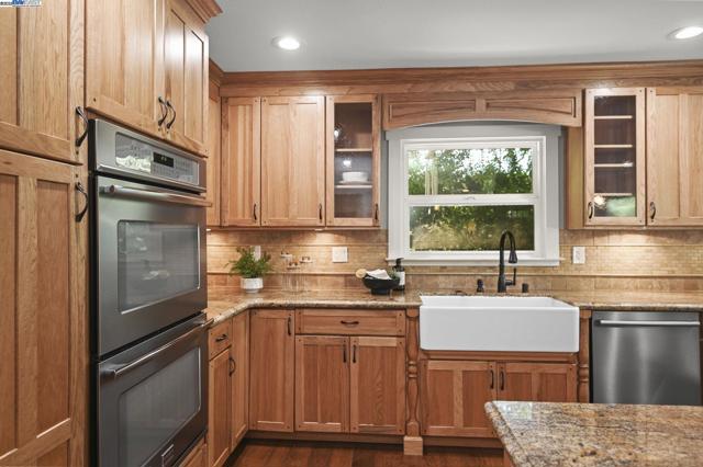2175 Whyte Park Ave, Walnut Creek CA: https://media.crmls.org/mediaz/8d7d1606-94cc-4170-a611-d03c3c6259fd.jpg