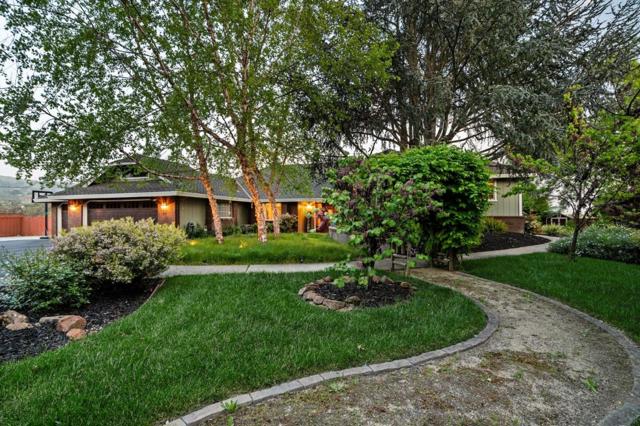 9900 Walter Welsher Court, Gilroy CA: https://media.crmls.org/mediaz/8d7de9f3-facd-4024-9382-76fe6208d8ef.jpg