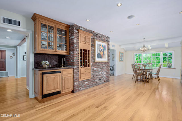 22101 Mulholland Drive, Woodland Hills CA: https://media.crmls.org/mediaz/8d7e1cbf-47e3-4449-9518-3bb98b3bb22a.jpg