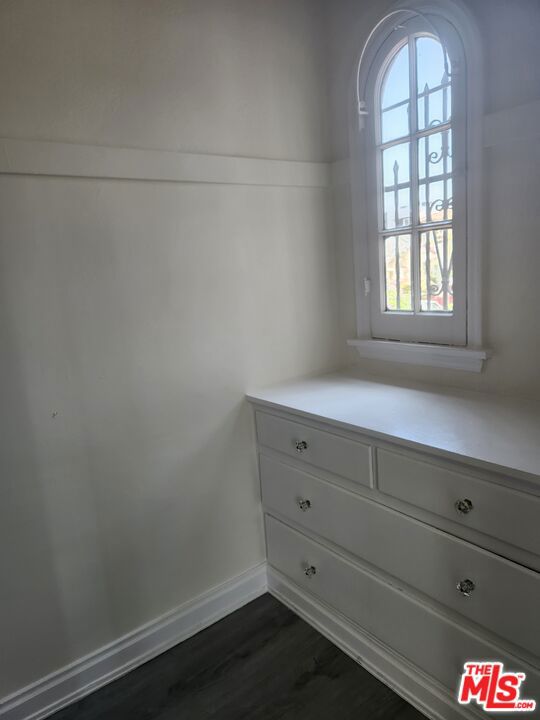 517 N Serrano Avenue, Los Angeles CA: https://media.crmls.org/mediaz/8d7e20d3-f02f-494c-9a9d-9472882826e6.jpg