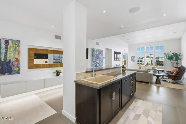 1572 Seabridge Lane, Oxnard CA: https://media.crmls.org/mediaz/8d7e44fe-5180-484f-ba01-b3b8c8d550bb.jpg