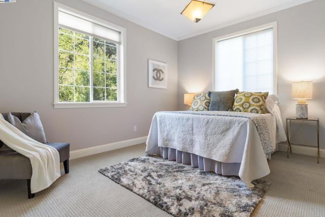 6440 Longcroft Dr, Oakland CA: https://media.crmls.org/mediaz/8d7f7c1e-b6b4-448d-be6a-25add8806ac6.jpg