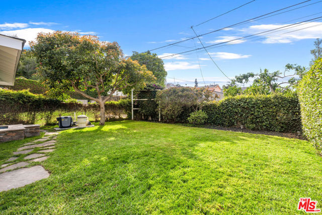 427 W Manchester Avenue, Playa del Rey CA: https://media.crmls.org/mediaz/8d804bb7-37ff-42f7-92bf-614c87d91b2b.jpg