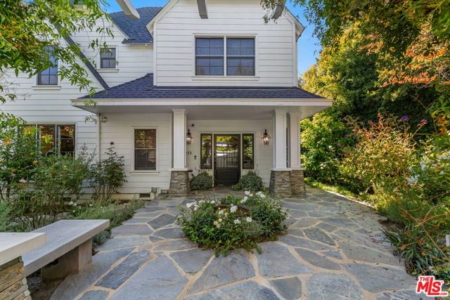 233 S Saltair Avenue, Los Angeles CA: https://media.crmls.org/mediaz/8d80aeda-f509-4aa6-ae32-ca13b65b923e.jpg