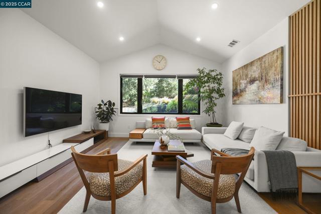 148 Draeger Drive, Moraga CA: https://media.crmls.org/mediaz/8d822261-03f9-4979-8faf-2a568ac04f00.jpg