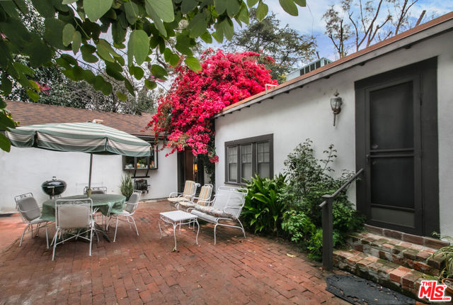 13384 Contour Drive, Sherman Oaks CA: https://media.crmls.org/mediaz/8d833d06-facb-4d65-b350-76d2fe52ba31.jpg