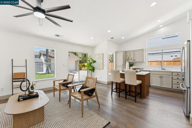 3075 Shiles Loop, Brentwood CA: https://media.crmls.org/mediaz/8d8466ac-26d6-41e4-a245-51696509993c.jpg