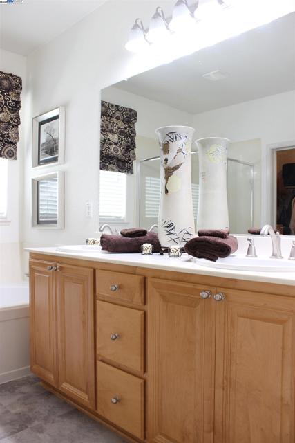 5123 Montiano Ln, Dublin CA: https://media.crmls.org/mediaz/8d8469fb-c27f-4aa6-b9da-3dffbe530692.jpg