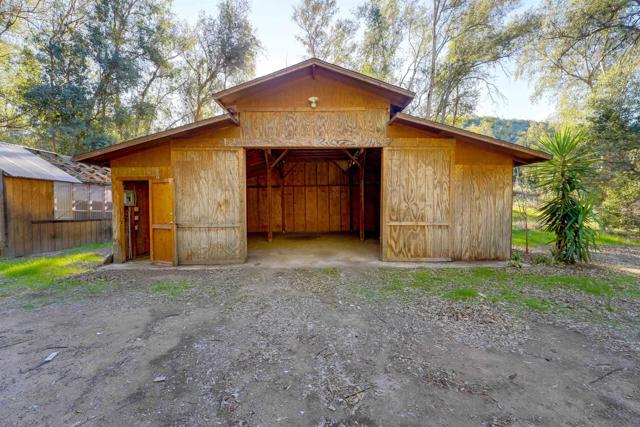 18408 Sweet Ln, Ramona CA: https://media.crmls.org/mediaz/8d84f8e3-8e40-41b3-889c-1a46ce87164c.jpg