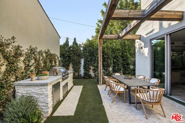 4209 Vantage Avenue, Studio City CA: https://media.crmls.org/mediaz/8d8542ae-7dd6-4cdc-8f1e-80c6e8123f6a.jpg