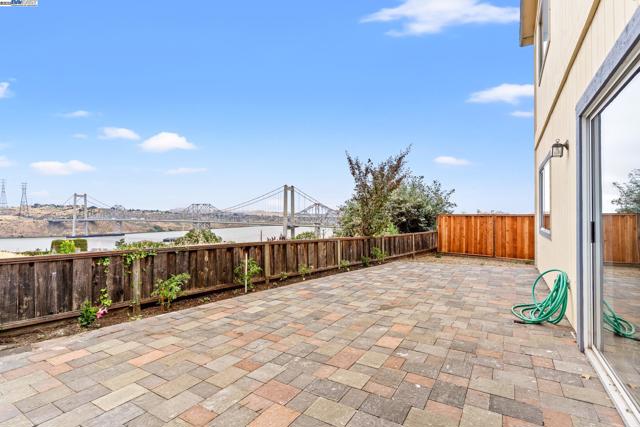 104 Bridgeview Ct, Crockett CA: https://media.crmls.org/mediaz/8d8557f1-25c6-4b38-a96f-a02b191f5fff.jpg
