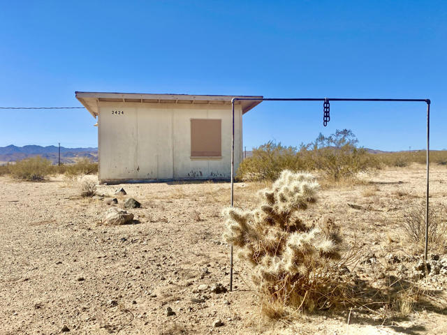 2424 Maize Road, 29 Palms CA: https://media.crmls.org/mediaz/8d86667f-0ff4-40cf-bb25-c1b10df372b4.jpg