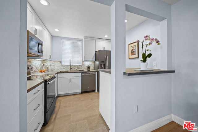 8530 Holloway Drive, West Hollywood CA: https://media.crmls.org/mediaz/8d86c3dd-c3ac-4490-8988-1bdbf04fd727.jpg