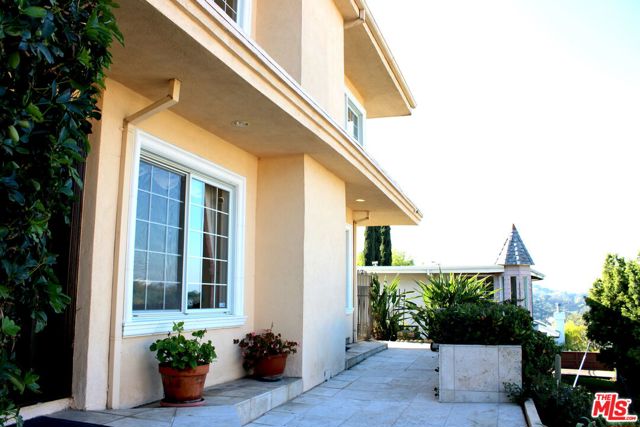 11502 Dona Teresa Drive, Studio City CA: https://media.crmls.org/mediaz/8d87140d-a648-4561-82cc-113e10182773.jpg