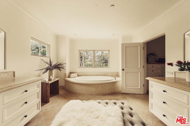 223 24th Street, Santa Monica CA: https://media.crmls.org/mediaz/8d87319e-f5f1-4fbb-9476-3c73f9b5a3d6.jpg