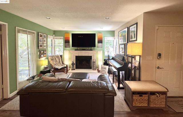 2915 N Texas St, Fairfield CA: https://media.crmls.org/mediaz/8d881803-1270-4ee0-a2c8-339d8146d900.jpg