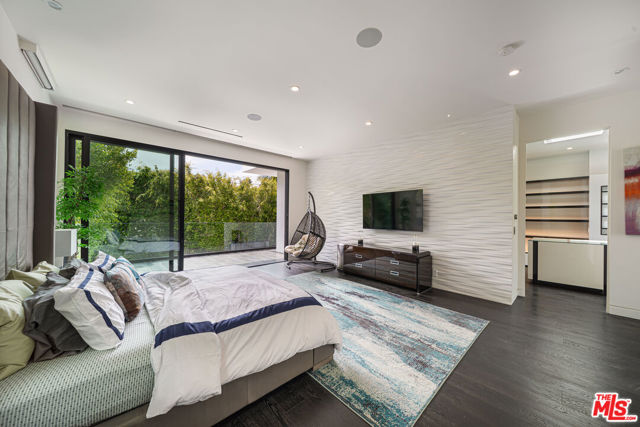 511 N Rexford Drive, Beverly Hills CA: https://media.crmls.org/mediaz/8d88fec7-7416-4786-a778-973a55fa76b5.jpg