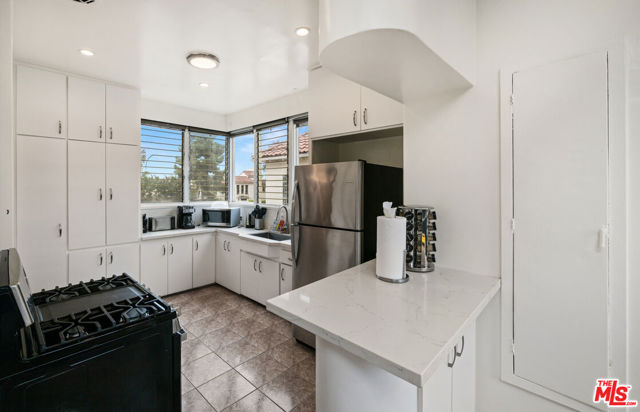 6255 W Olympic Boulevard, Los Angeles CA: https://media.crmls.org/mediaz/8d89df06-89fa-4958-9e26-9acb0e587e45.jpg