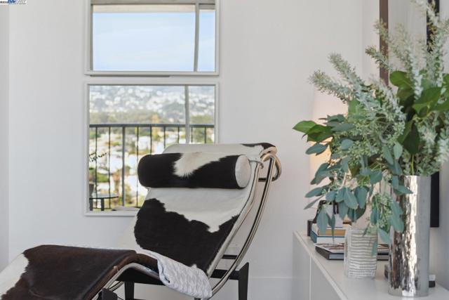 1 Kelton Ct, Oakland CA: https://media.crmls.org/mediaz/8d8a1fc5-04ea-4c54-8c91-5148e1f03831.jpg