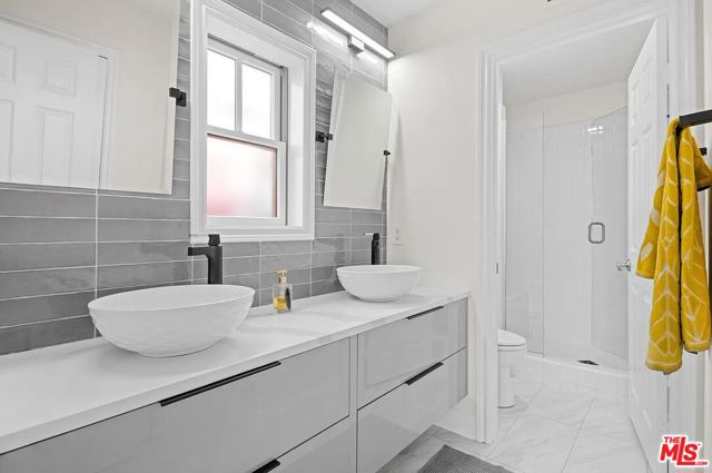 2584 Bungalow Place, Corona del Mar CA: https://media.crmls.org/mediaz/8d8ac1bb-89a9-454e-93be-71639a46c4fa.jpg
