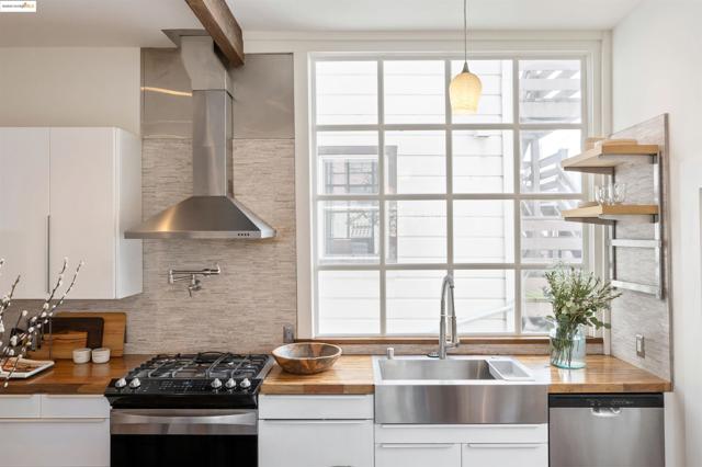 1402 15th St, San Francisco CA: https://media.crmls.org/mediaz/8d8ad02c-7164-4b32-8dab-a671151ffc86.jpg