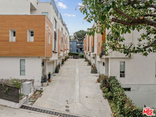 1344 Douglas Street, Los Angeles CA: https://media.crmls.org/mediaz/8d8c0d85-4b5f-471e-9adc-be4252975963.jpg