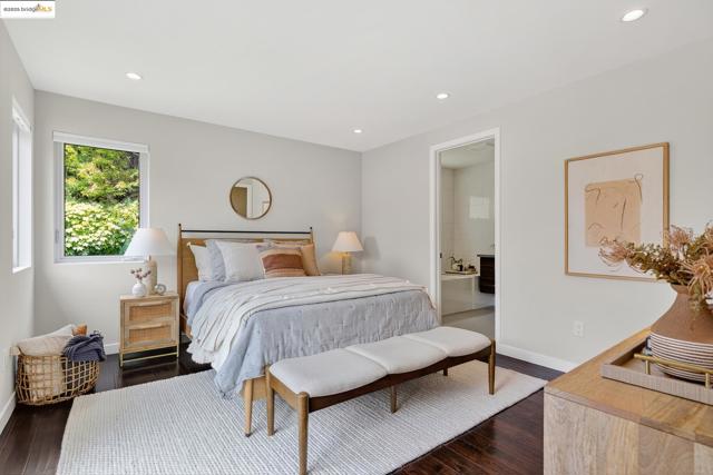 678 Walavista Ave, Oakland CA: https://media.crmls.org/mediaz/8d8c5783-3472-4c03-86e8-543f8390bf19.jpg