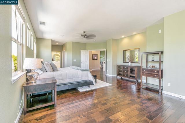 1039 Rolling Woods Way, Concord CA: https://media.crmls.org/mediaz/8d8ca434-4eb3-45ab-91fe-3004eca0712e.jpg