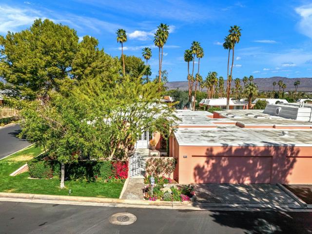 47360 Jadida Avenue, Palm Desert CA: https://media.crmls.org/mediaz/8d8cd09f-65c1-420b-8bfa-83ec8651e51e.jpg
