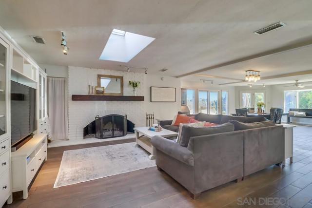 9740 Nutby Ln, Escondido CA: https://media.crmls.org/mediaz/8d8ec381-ae8d-45c2-9a41-001e7054ce3c.jpg