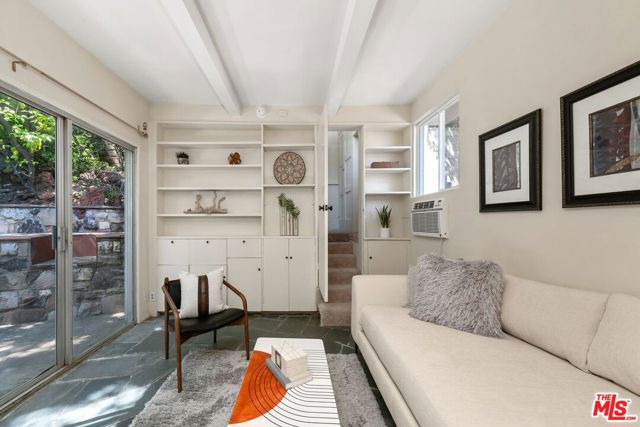 10431 Seabury Lane, Los Angeles CA: https://media.crmls.org/mediaz/8d8efa1c-510b-4e6d-9940-ba38057b3fde.jpg