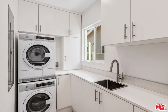 12763 Kling Street, Studio City CA: https://media.crmls.org/mediaz/8d8f4257-c932-41cd-9396-7591ed071e8e.jpg