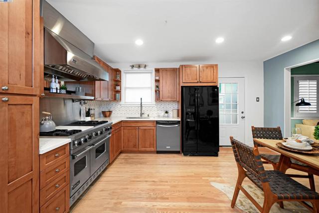 3908 Archmont Pl, Oakland CA: https://media.crmls.org/mediaz/8d8ff186-adfe-40c7-b895-ae879dce7c69.jpg