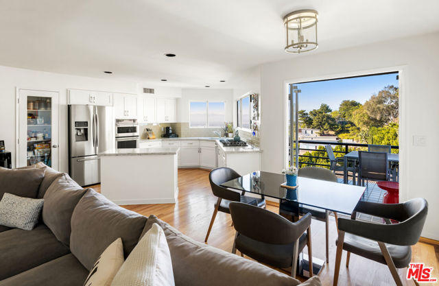 7265 Caverna Drive, Los Angeles CA: https://media.crmls.org/mediaz/8d90b589-7368-495f-85ca-f8f67975d391.jpg