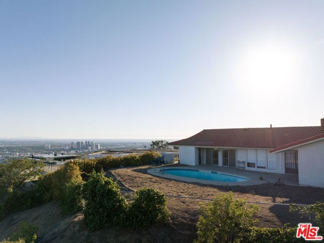 9323 Nightingale Drive, Los Angeles CA: https://media.crmls.org/mediaz/8d90e65c-7cf3-4964-8a44-27b466120abe.jpg