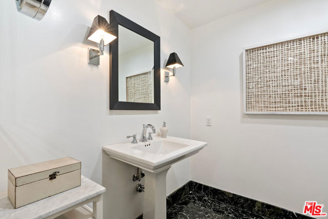 2102 Century Park Lane, Los Angeles CA: https://media.crmls.org/mediaz/8d912615-69ee-495c-819c-a7d62c309439.jpg
