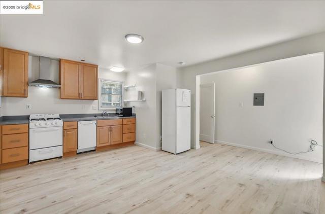 1827 Berkeley Way, Berkeley CA: https://media.crmls.org/mediaz/8d91281d-c525-478f-b995-2625deb34fa5.jpg
