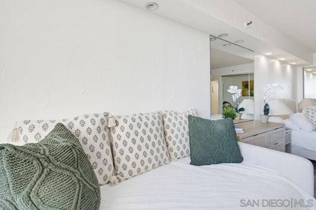 1820 Avenida Del Mundo, Coronado CA: https://media.crmls.org/mediaz/8d912de5-85e8-426c-9a8d-c2aff22f5fa5.jpg