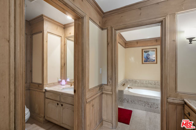 1610 N Beverly Drive, Beverly Hills CA: https://media.crmls.org/mediaz/8d91dcb3-0dba-4b0e-92e8-0471dd700f96.jpg