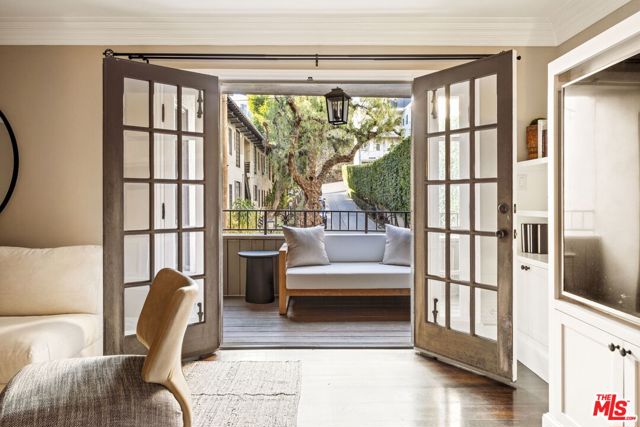 8455 Fountain Avenue, West Hollywood CA: https://media.crmls.org/mediaz/8d92250d-f87d-43e2-9dd2-ab5eb963b7fe.jpg