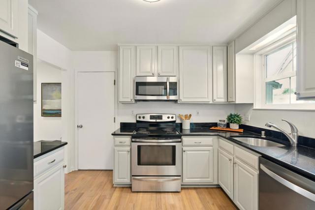 1405 Oakhurst Avenue, San Carlos CA: https://media.crmls.org/mediaz/8d933f94-5a9b-4950-9877-851709cd3a17.jpg